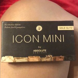 A mini eyeshadow pallets